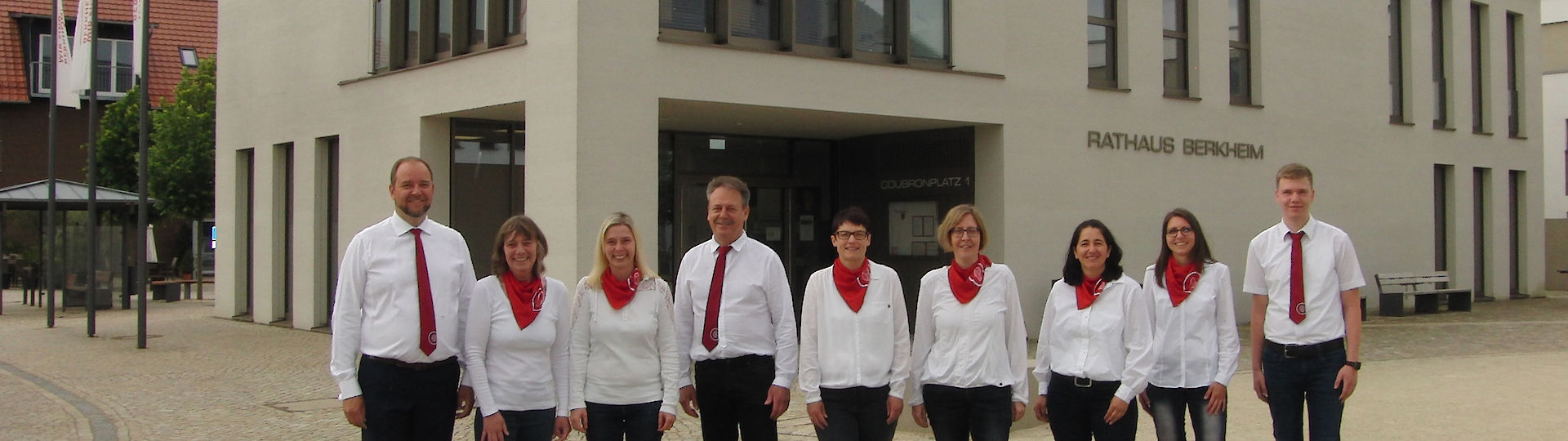 Die Verwaltungsmitarbeiter der Gemeinde Berkheim vor dem Rathaus Berkheim