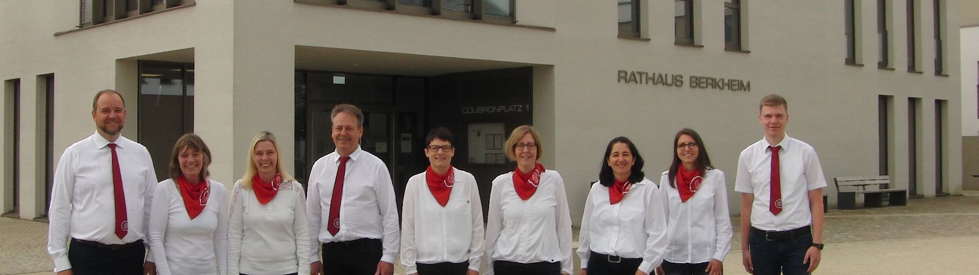 Verwaltungsmitarbeiter der Gemeinde vor dem Rathaus Berkheim