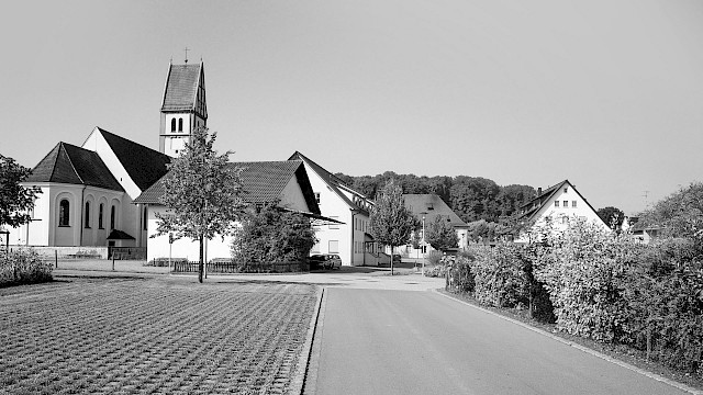 Berkheimer Wohngebiet mit der Kirche St. Konrad und St. Willebold im Hintergrund