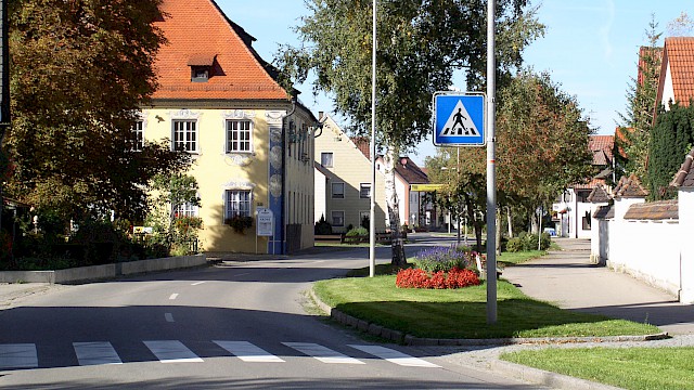 Zebrastreifen auf der Hauptstraße Berkheim mit dem Gasthof Krone im Hintergrund