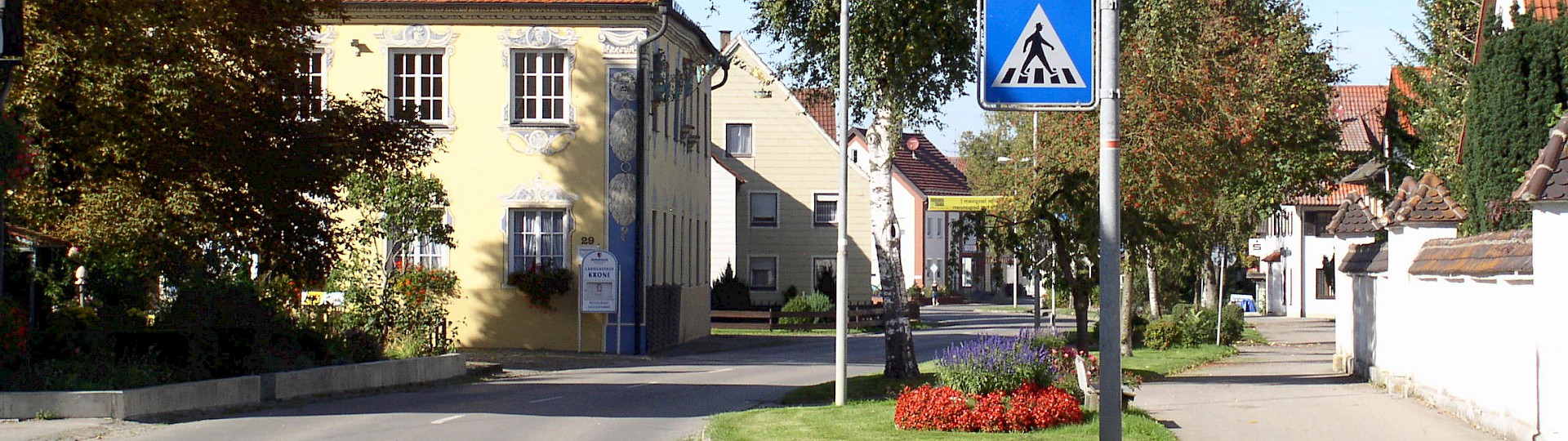 Zebrastreifen auf der Hauptstraße Berkheim mit dem Gasthof Krone im Hintergrund