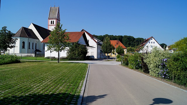 Wohngebiet in Berkheim mit der Kriche St. Konrad/St. Willebold im Hintergrund