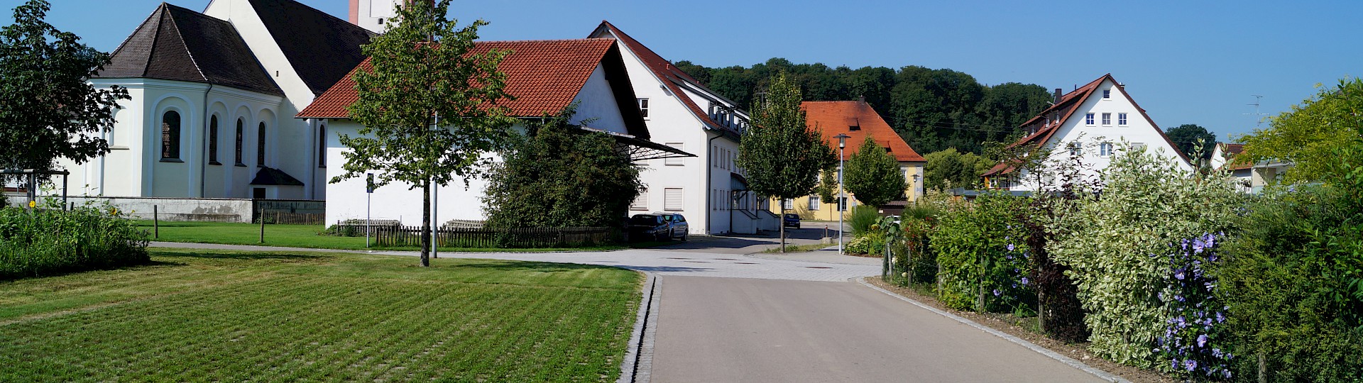 Wohngebiet in Berkheim mit der Kriche St. Konrad/St. Willebold im Hintergrund