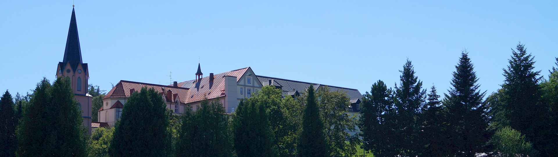 Kloster Bonlanden umgeben von Bäumen