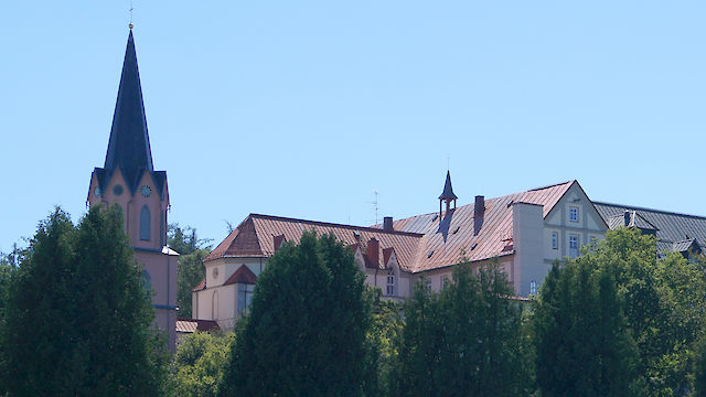 Kloster Bonlanden umgeben von Bäumen