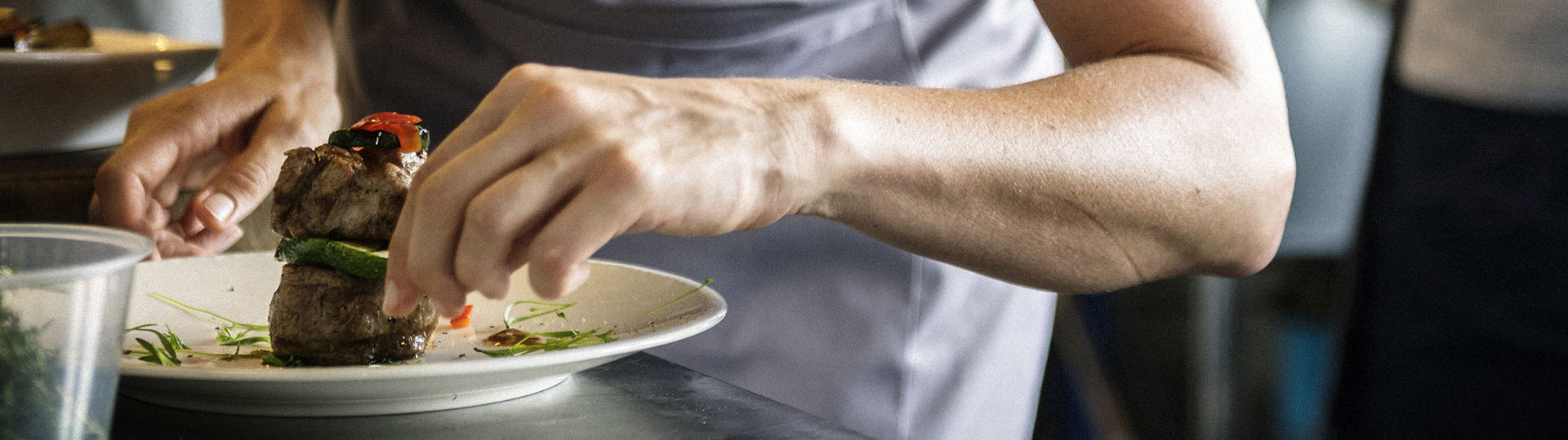 Teller auf dem von einer Person essen angerichtet wird