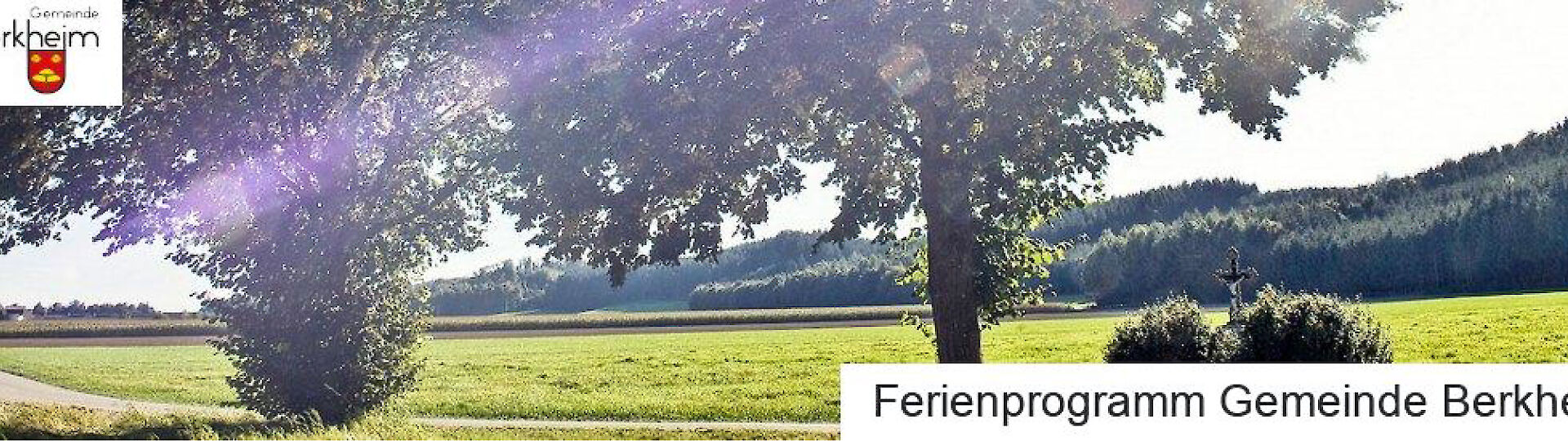 Jubelnde Kinder vor einem Gebäude im Wald