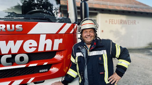 Portrait Walter Breimaier in Feuerwehrbekleidung vor dem Feuerwehrauto