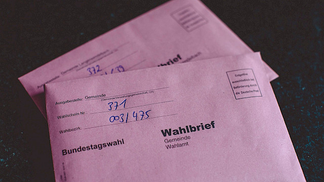 Rosa Briefwahlumschläge einer Bundestagswahl